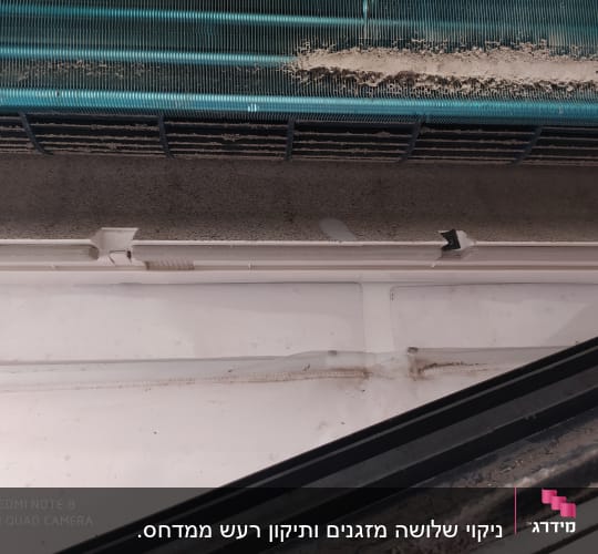 מסנן מזגן מלוכלך עם אבק ולכלוך